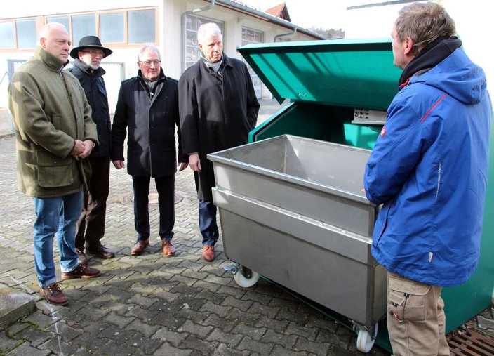 v.l.: Dieter Mielke, stellvertretender Kreisjägermeister, Dr. Peter Egle, Leiter des Kreisveterinäramtes, Schwendis Bürgermeister Günther Karremann und Landrat Dr. Heiko Schmid lassen sich die Verwahrstelle von Dr. Hans-Peter Sporleder vom Kreisveterinäramt erklären